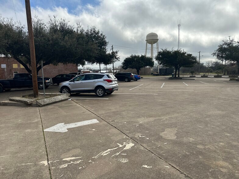 More Photos Of 138 Live Oak St, Marlin Storefront Retail Office For Sale