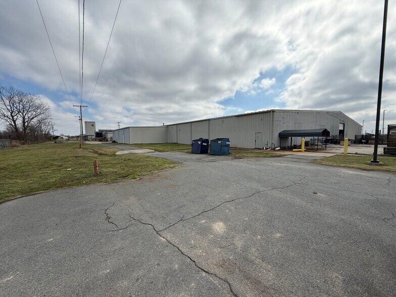 More Photos Of 801 S Main St, Dumas Manufacturing For Sale