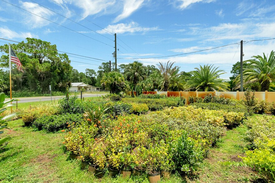 More Photos Of 8440 County Road 48, Yalaha Freestanding For Sale