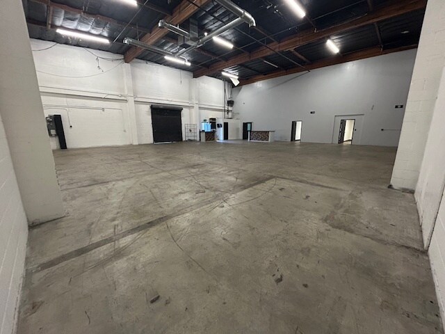 More Photos Of 220 W 21st St, Los Angeles Warehouse For Lease