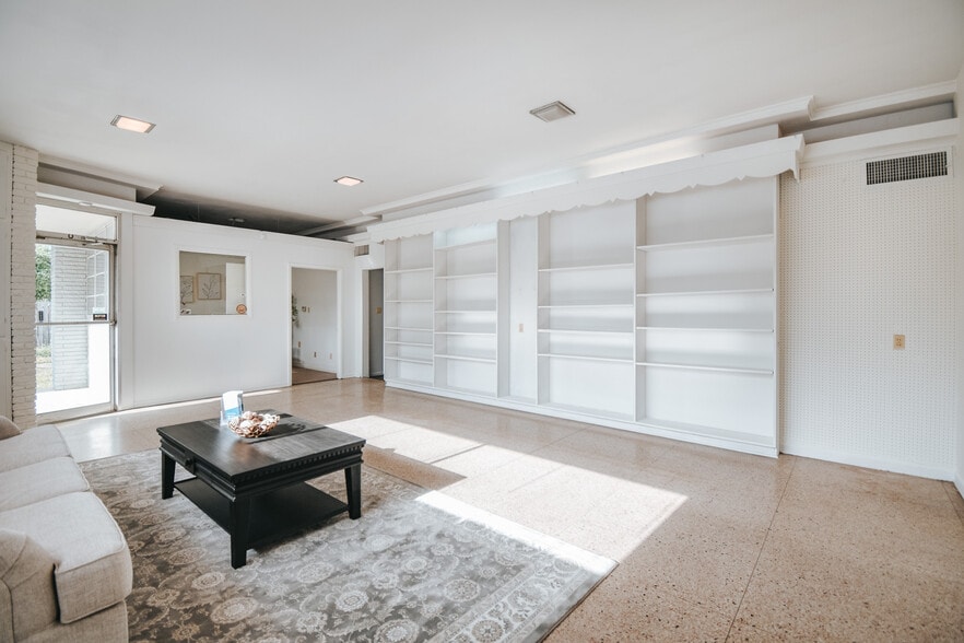 Primary Photo Of 305 N Laurent St, Victoria Flex For Lease