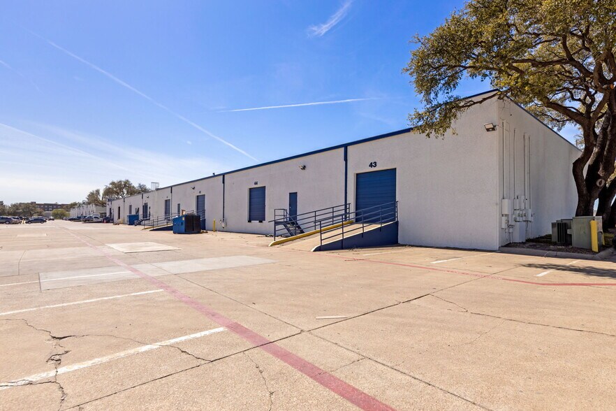 More Photos Of 1300 N Interstate 35E, Carrollton Unknown For Lease