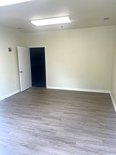 More Photos Of 919 E 29th St, Lawrence Warehouse For Lease