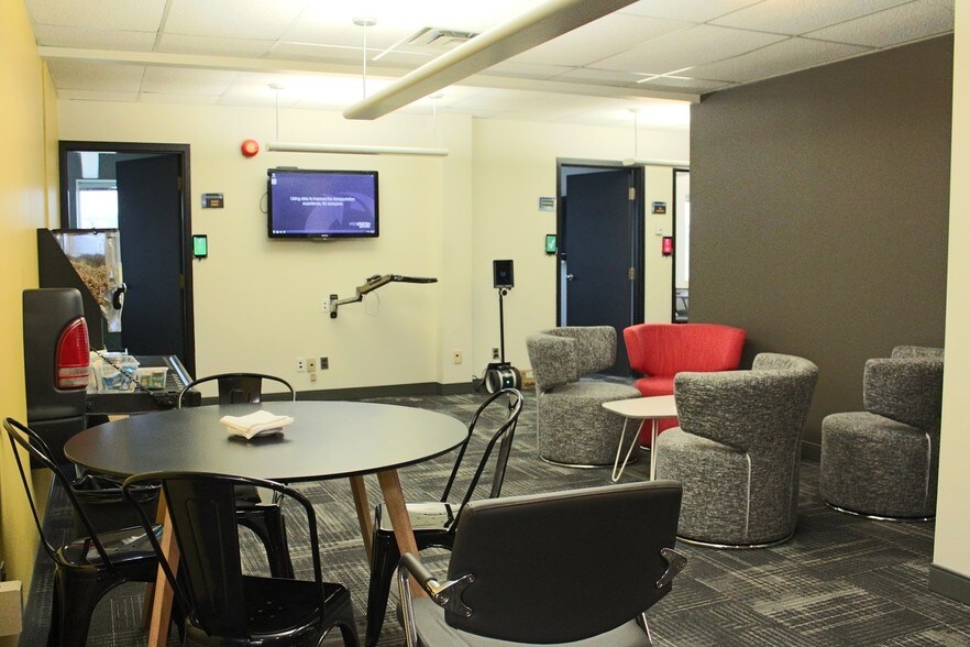 More Photos Of 148 Manitou Dr, Kitchener Office For Lease