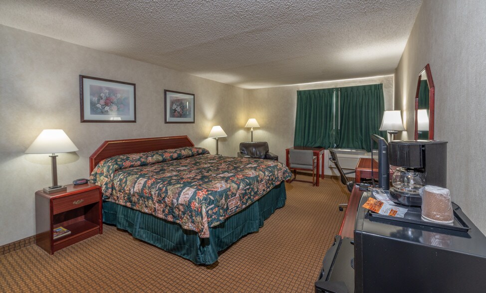 More Photos Of 1202 W Kansas Ave, Garden City Hotel For Sale