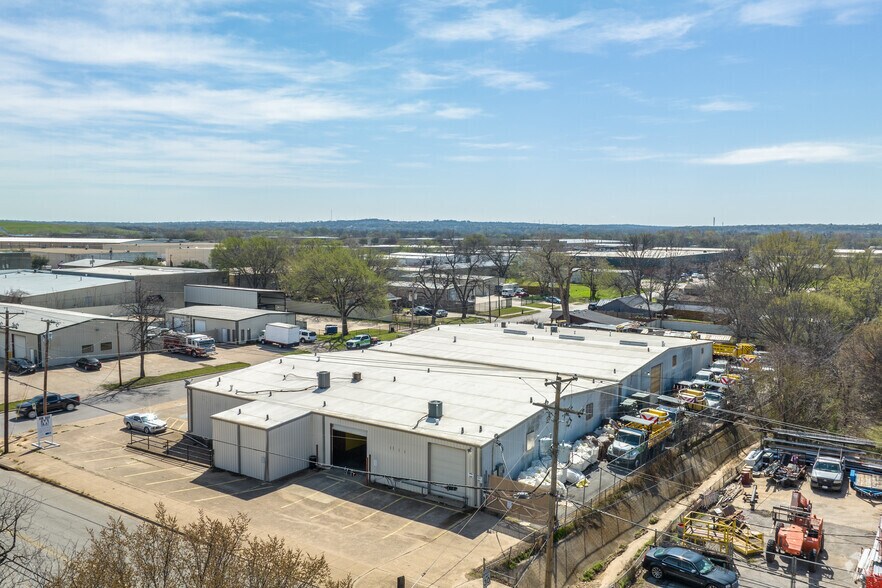 More Photos Of 2333-2337 Delante St, Haltom City Warehouse For Sale