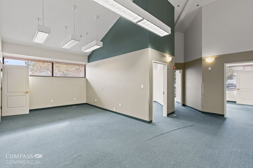 More Photos Of 2698 NE Courtney Dr, Bend Medical For Lease