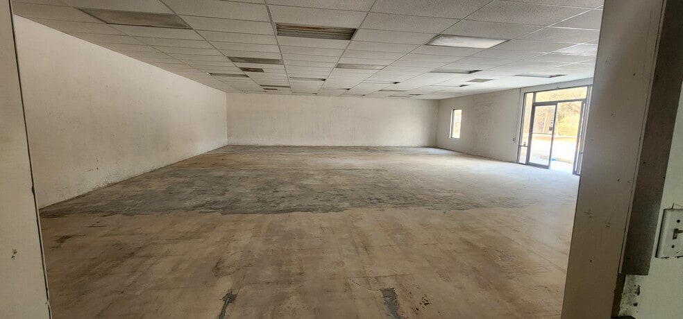 More Photos Of 284 S Center St, Pierson Auto Repair For Lease