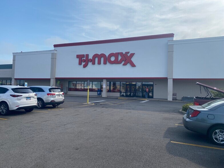 More Photos Of 2103-2109 N Veterans Pky, Bloomington Unknown For Lease