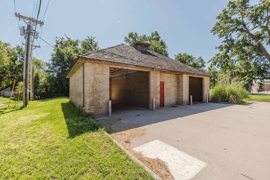 More Photos Of 220 N 2nd Ave, Mulvane Carwash For Sale