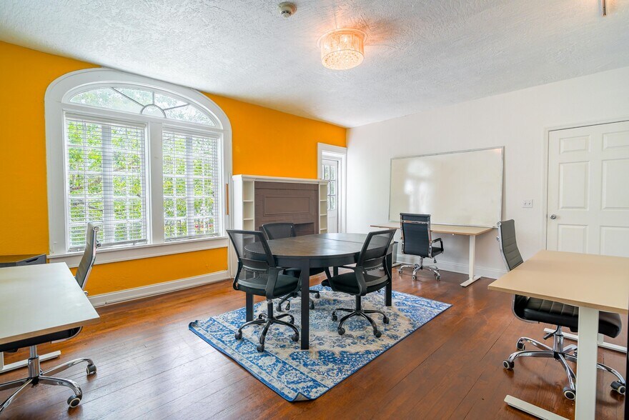 More Photos Of 2529 Central Ave, Saint Petersburg Coworking Space