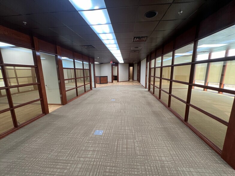 More Photos Of 812 Burlington Dr, Bismarck Office For Sale