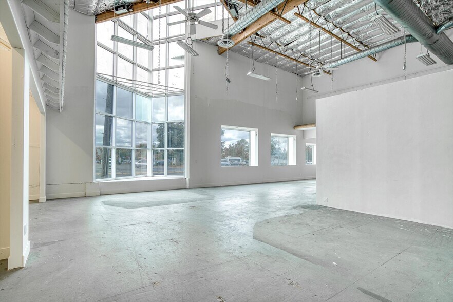 More Photos Of 1125 W Steele Ln, Santa Rosa Freestanding For Lease