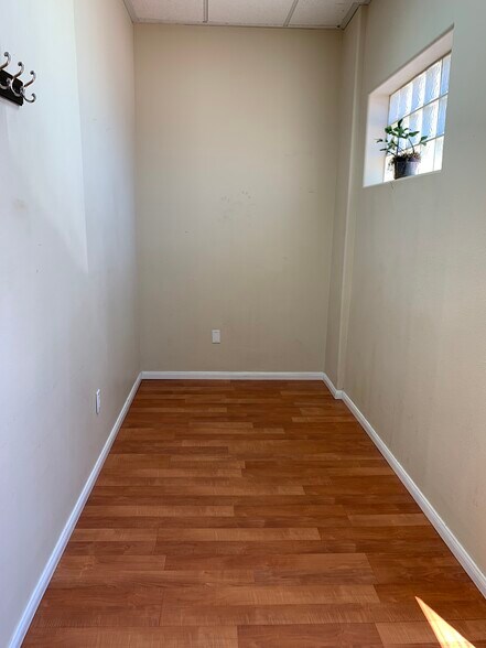 More Photos Of 1371 W Warm Springs Rd, Henderson Unknown For Lease