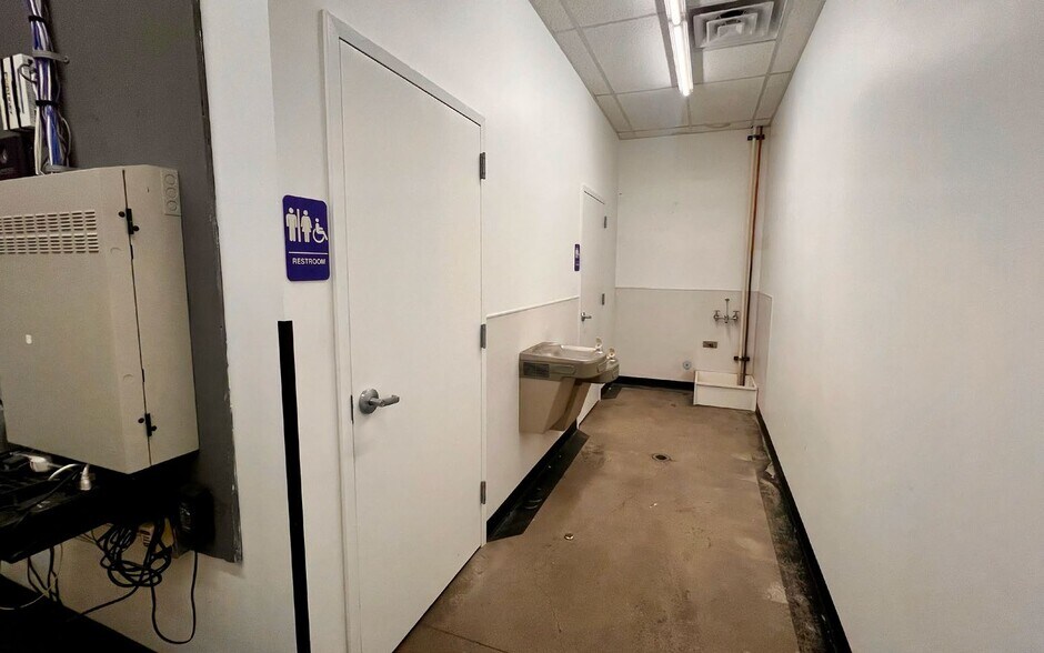 More Photos Of 6629 Airport Rd, Santa Fe Freestanding For Lease