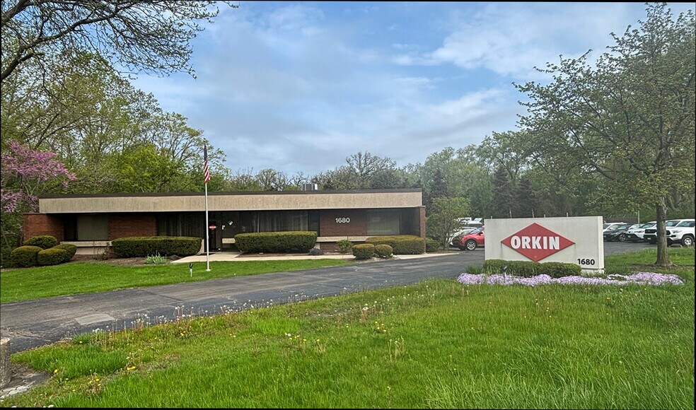 More Photos Of 1680 N Delany Rd, Gurnee Office For Sale