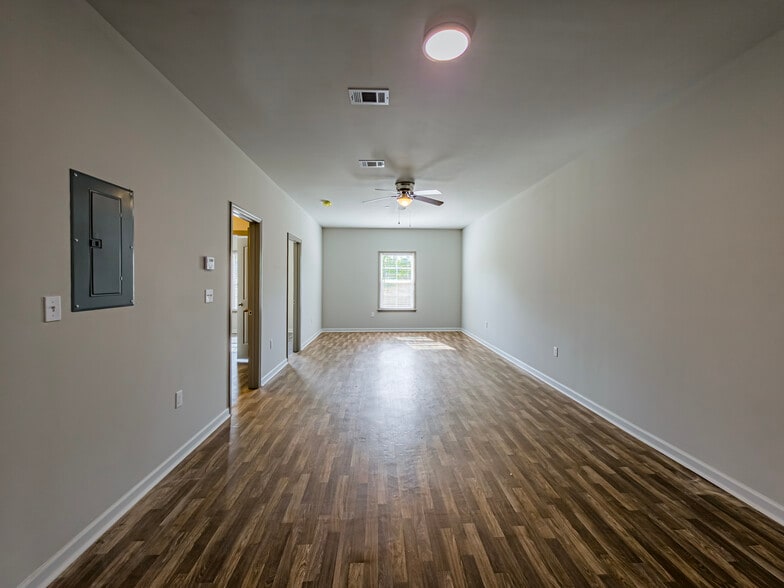 More Photos Of 1604 Lankford Dr, Valdosta Apartments For Sale