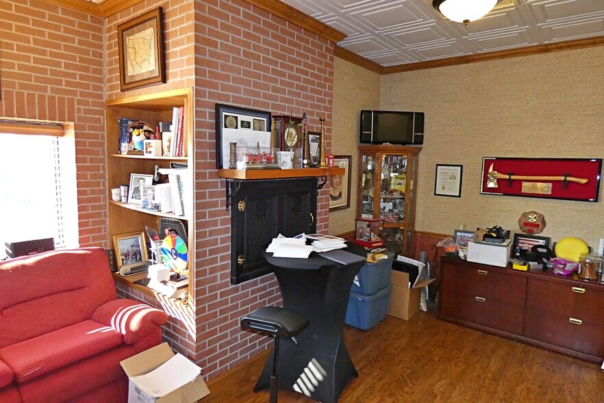 More Photos Of 10 W Main St, Lancaster Flex For Lease