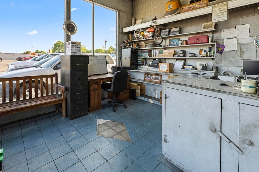 More Photos Of 249 S Wilson St, Vinita Auto Repair For Sale