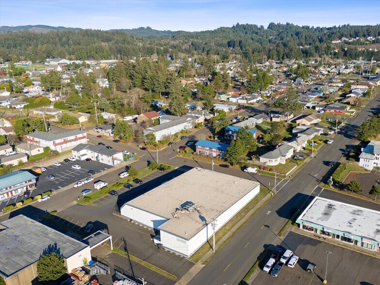 More Photos Of 156 NE 7th St, Newport Supermarket For Sale