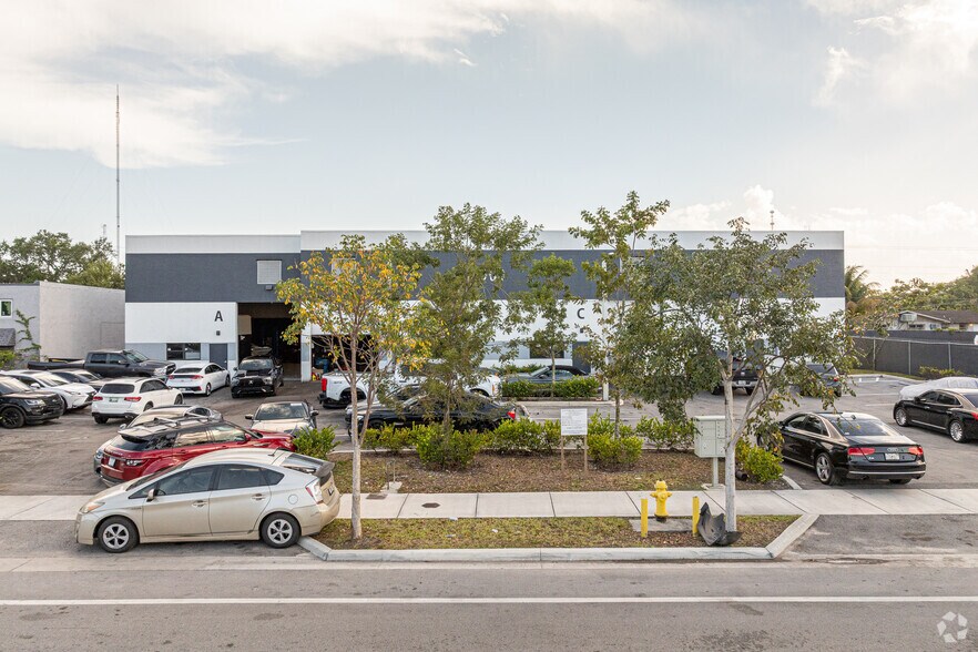 More Photos Of 5700 SW 25th St, West Park Warehouse For Lease