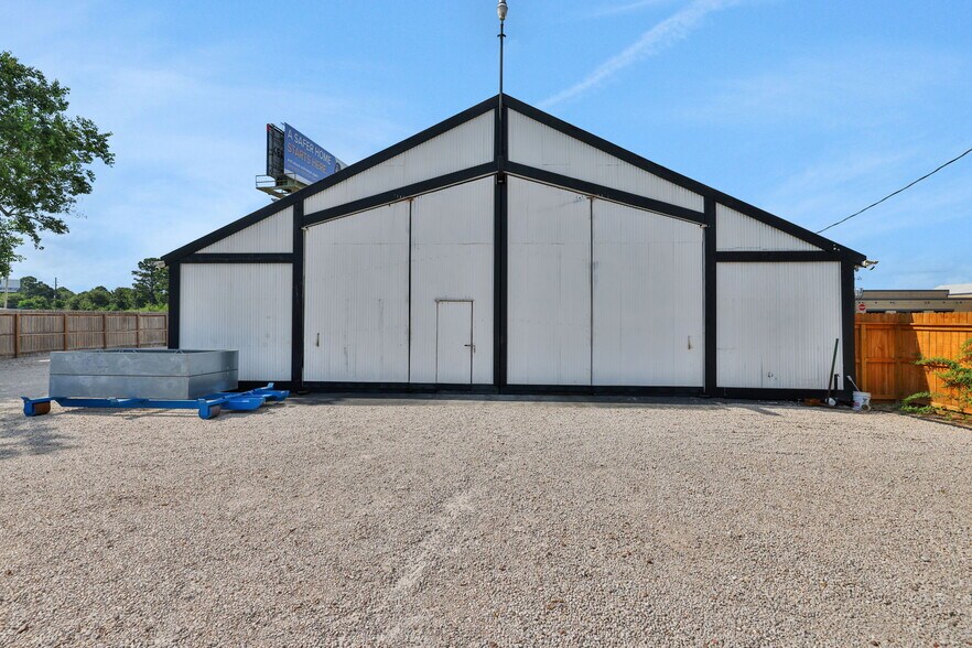 More Photos Of 817 E Main St, Tomball Warehouse For Sale