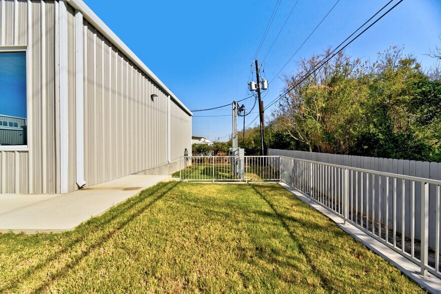 More Photos Of 11215 Conroy Ln, Austin Showroom For Lease