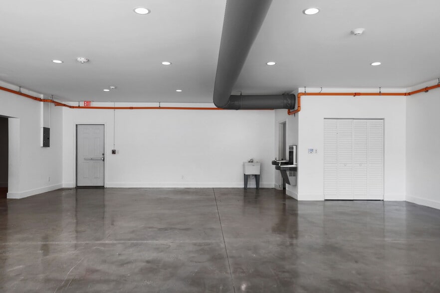 More Photos Of 10830 Navajo Dr, Saint Petersburg Showroom For Sale