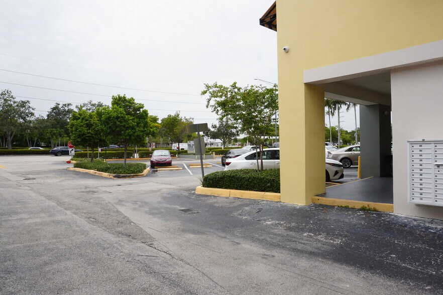 More Photos Of 2520-2650 N University Dr, Sunrise Unknown For Lease