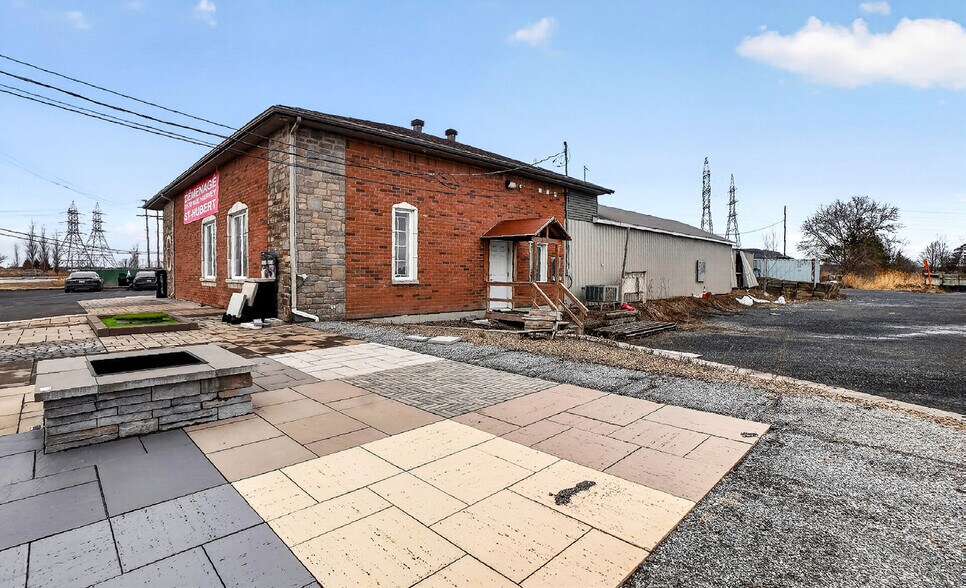 More Photos Of 77 Boul Sir-Wilfrid-Laurier, Saint-Basile-le-Grand General Retail For Lease