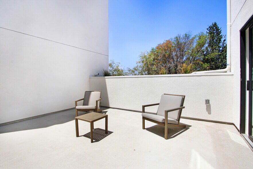 More Photos Of 6625 Reseda Blvd, Reseda Apartments For Lease