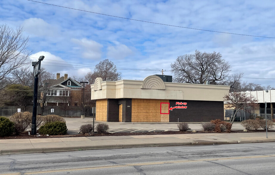 Primary Photo Of 1001 N Broadway St, Wichita Fast Food For Sale