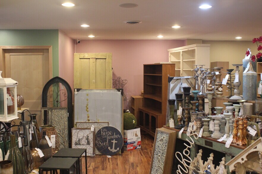 More Photos Of 80920 County Road 46, Hayward Showroom For Sale