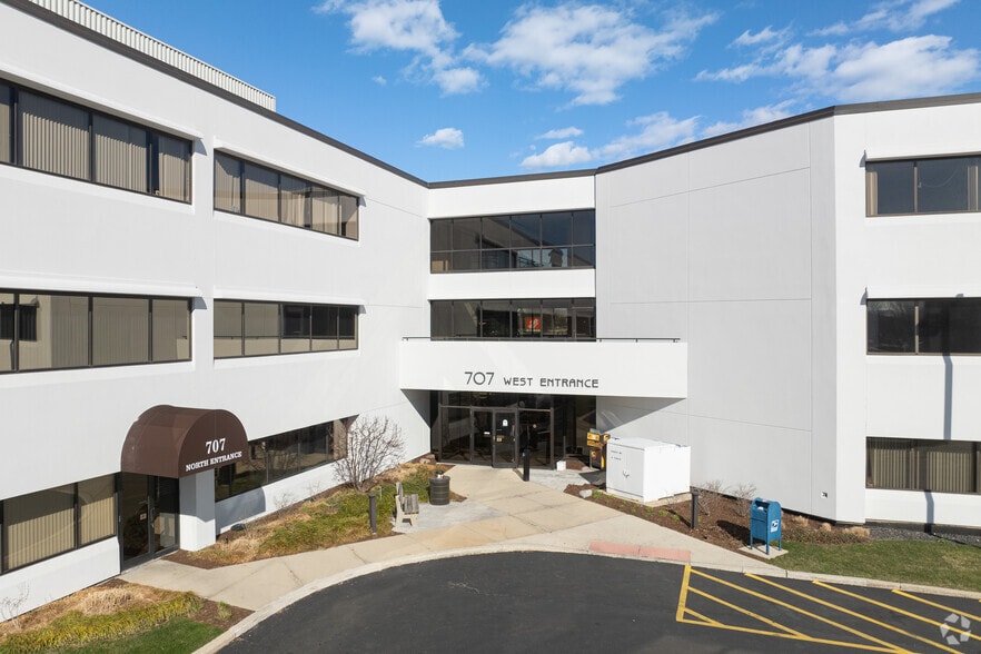 More Photos Of 707 Lake Cook Rd, Deerfield Office For Lease