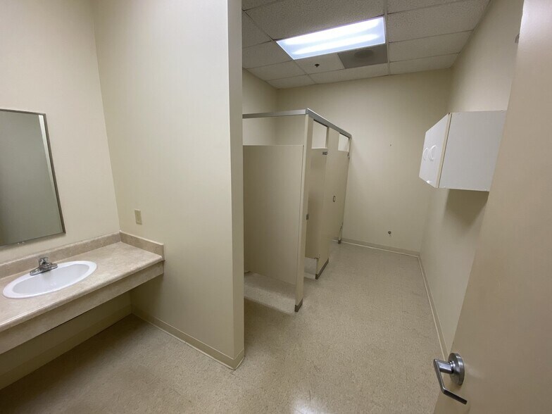 More Photos Of 7752-7756 Gateway Ln, Concord Medical For Lease