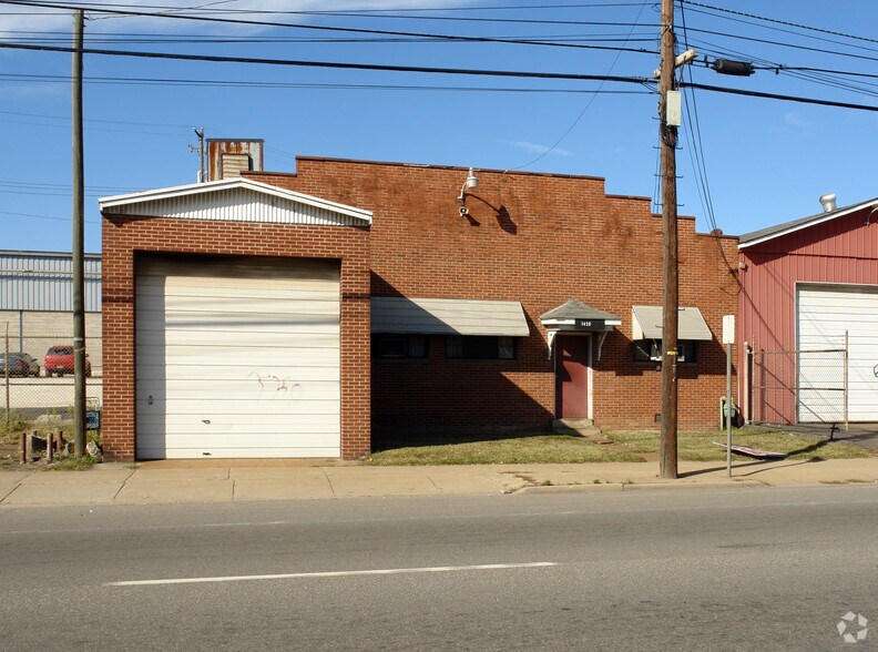 Primary Photo Of 1420 Adams Ave, Huntington Warehouse For Lease