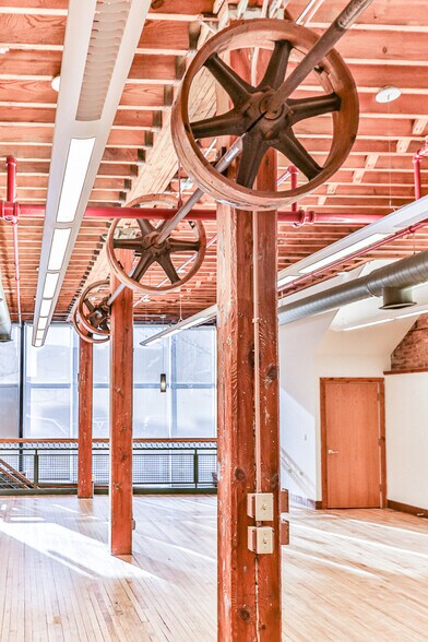 More Photos Of 168 E Highland Ave, Elgin Office For Lease