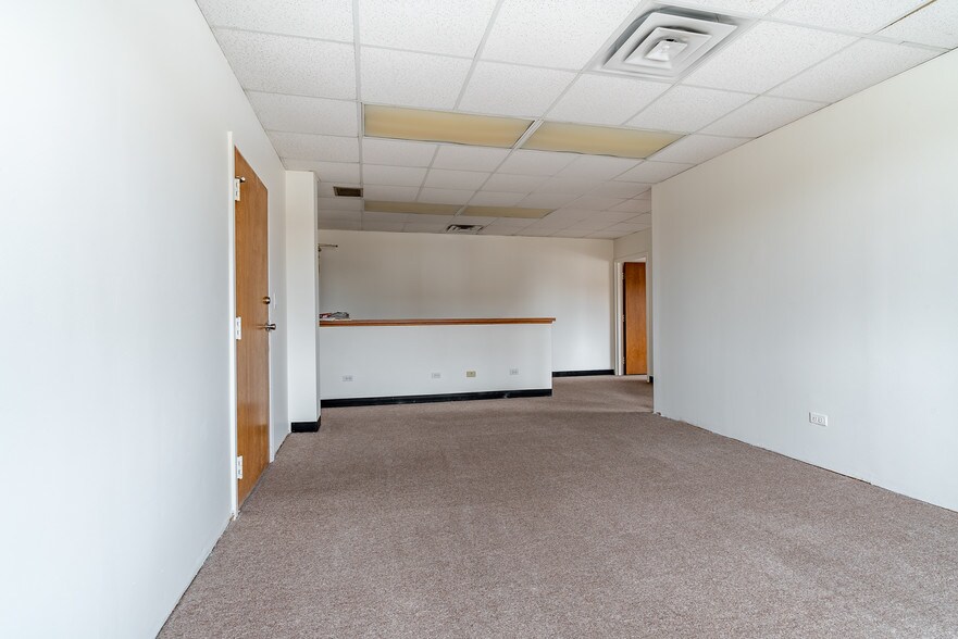 More Photos Of 6650 N Northwest Hwy, Chicago Office For Lease