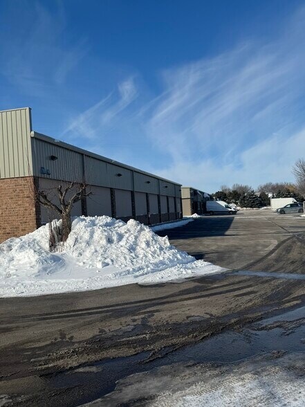 More Photos Of 728 Schelfhout Ln, Kimberly Freestanding For Lease