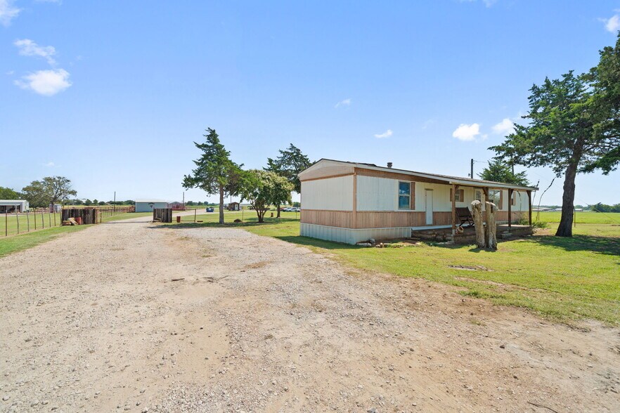 More Photos Of 204 County Road 107, Whitesboro Horse Stables For Sale