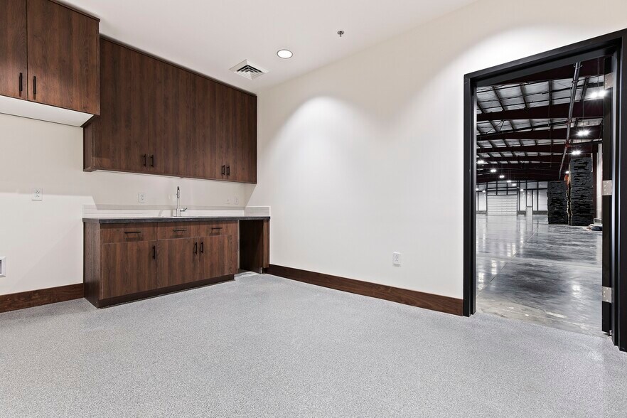 More Photos Of 335 S Locust Grove Rd, Meridian Manufacturing For Sale