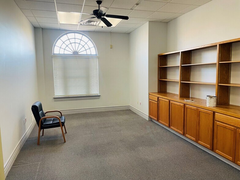 More Photos Of 1401 E Douglas Ave, Wichita Office For Lease