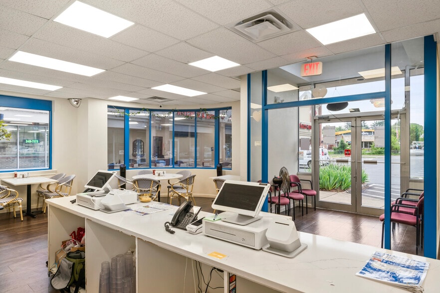 More Photos Of 322-323 W Lee Hwy, Warrenton Freestanding For Lease