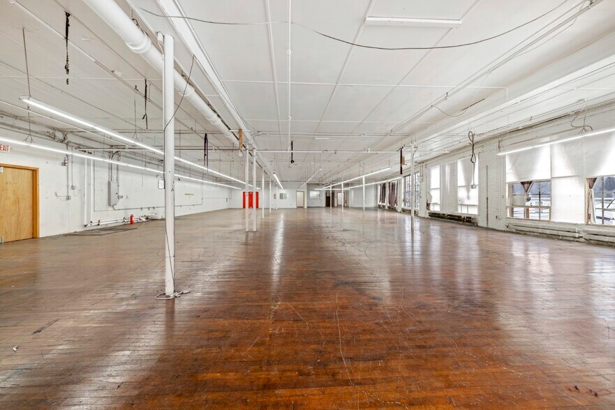 More Photos Of 165-167 Bow St, Everett Light Manufacturing For Lease