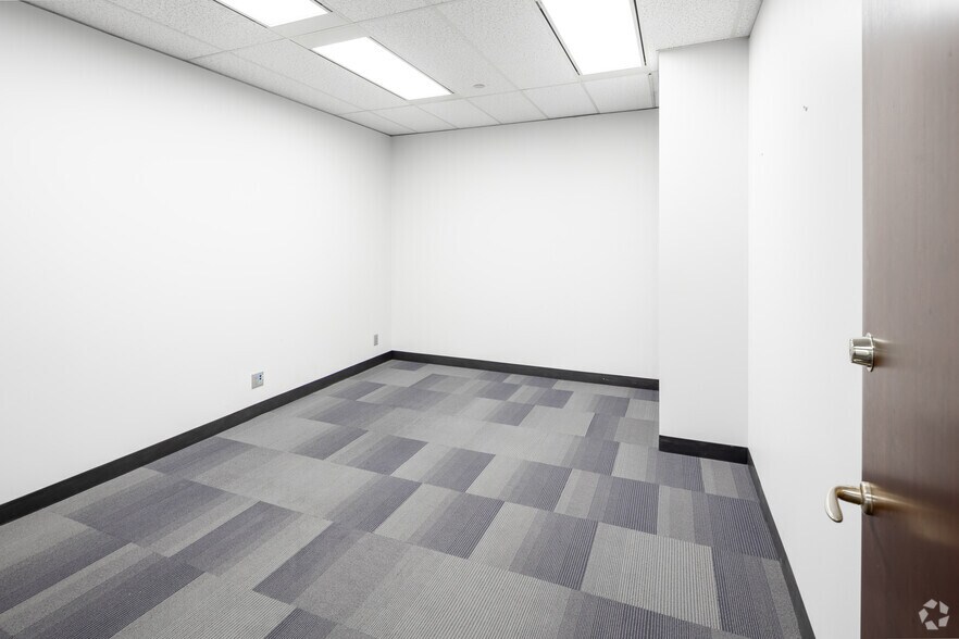 More Photos Of 1 Robert Speck Pky, Mississauga Unknown For Sale