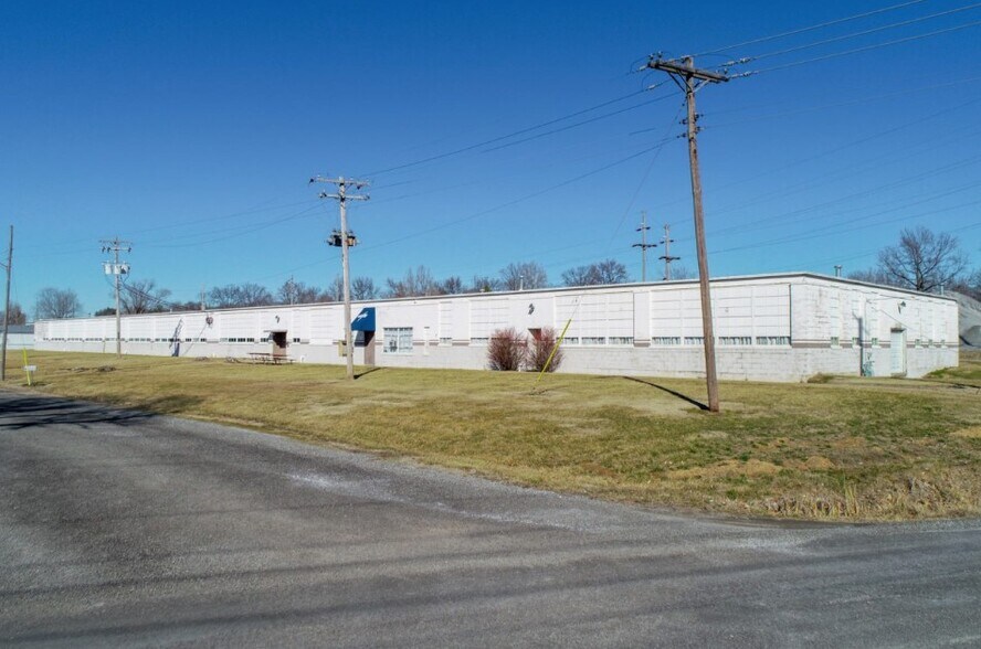 More Photos Of 1015 W Jefferson St, Vandalia Warehouse For Lease
