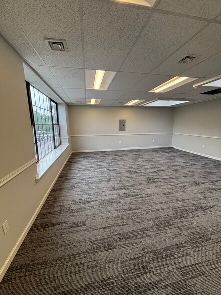 More Photos Of 2 Park Pl, Bronxville Storefront Retail Office For Lease