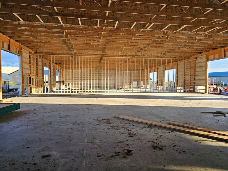 More Photos Of 2017 Industrial St, Tea Industrial For Lease