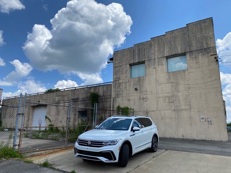 More Photos Of 537 Lincoln Hwy, East McKeesport Storefront For Sale