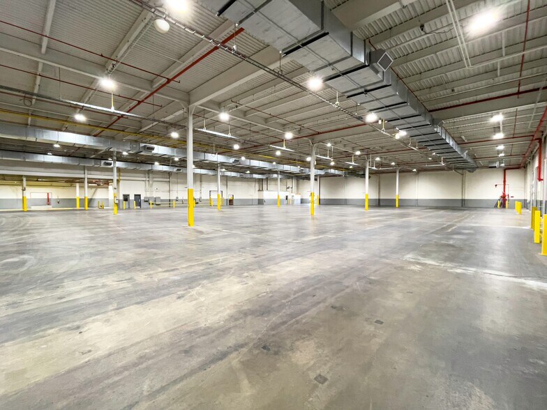 More Photos Of 327 Lewis St, Oxford Distribution For Lease